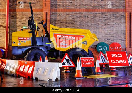 Un autocarro con cassone ribaltabile da 9 tonnellate e cartelli stradali presso un deposito di noleggio di impianti a Leeds Foto Stock