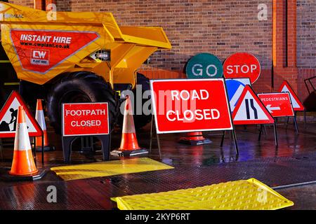 Un autocarro con cassone ribaltabile da 9 tonnellate e cartelli stradali presso un deposito di noleggio di impianti a Leeds Foto Stock