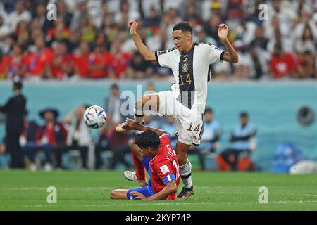 1st dicembre 2022; al Bayt Stadium, al Khor, Qatar; Coppa del mondo FIFA, Costa Rica contro Germania; Yeltsin Tejeda del Costa Rica sfidato da Jamal Musiala della Germania Foto Stock