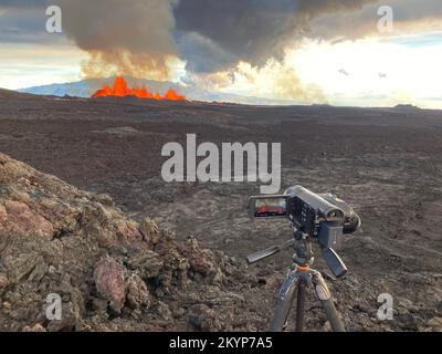 Mauna Loa, Hawaii, Stati Uniti. 30th Nov 2022. Videocamera ad alta definizione per la ripresa di una fessura 3. Gli equipaggi sul campo sono oggi fuori a monitorare l'eruzione di Mauna Loa. Mauna Kea è in lontananza dietro la fissoria fondante. Preso a circa 7:15:30 AM il 30 novembre 2022. Credit: USGS/ZUMA Press Wire Service/ZUMAPRESS.com/Alamy Live News Foto Stock