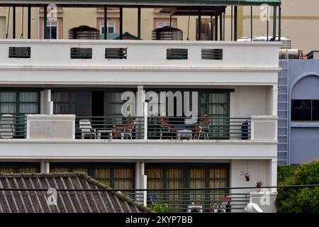 I turisti si rilassano di giorno sul balcone dell'hotel a Hua Hin, Thailandia. Foto Stock