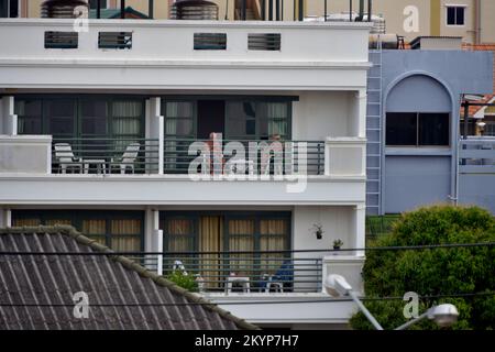 I turisti si rilassano di giorno sul balcone dell'hotel a Hua Hin, Thailandia. Foto Stock