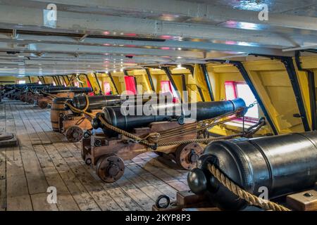 Il ponte delle armi su HMS Unicorn nel vecchio Victoria Dock, Dundee. Parte della National Historic Fleet e una delle sei navi più antiche del mondo. Foto Stock