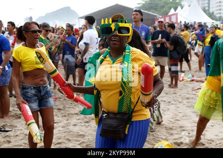 I tifosi brasiliani si riuniscono alla festa di strada per sostenere la squadra di calcio nazionale che gioca alla Coppa del mondo FIFA all'arena del Fan Festival Foto Stock