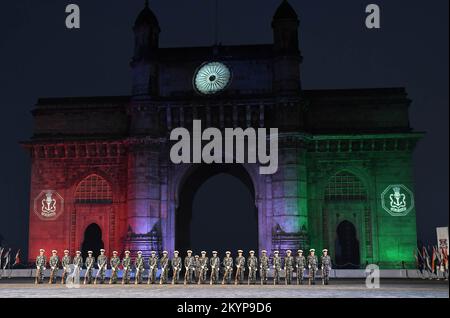 Mumbai, Maharashtra, India. 1st Dec, 2022. Il personale della Marina indiana che detiene le armi si trova vicino al Gateway of India a Mumbai. La cerimonia del ritiro e del tatuaggio battendo dalla Marina indiana viene eseguita come parte della celebrazione della settimana della Marina a Mumbai. (Credit Image: © Ashish Vaishnav/SOPA Images via ZUMA Press Wire) Foto Stock