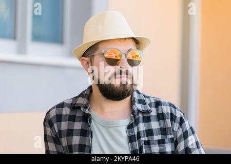 Uomo ritratto in abiti estivi e cappello stand sulla strada città urbano e concetto di viaggio Foto Stock