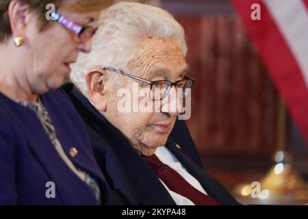 Washington, Stati Uniti. 01st Dec, 2022. L'ex Segretario di Stato degli Stati Uniti Henry A. Kissinger partecipa a un pranzo ospitato dal Segretario di Stato americano Antony Blinken in onore del Presidente Emmanuel Macron e Brigitte Macron di Francia presso il Dipartimento di Stato di Washington, DC giovedì 1 dicembre 2022. Foto di Leigh Vogel/UPI Credit: UPI/Alamy Live News Foto Stock