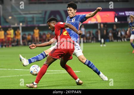 Doha, Qatar. 1st Dec, 2022. Ansu dati di Spagna vies con Tomiyasu Takehiro del Giappone durante la loro partita di Gruppo e alla Coppa del mondo FIFA 2022 al Khalifa International Stadium di Doha, Qatar, il 1 dicembre 2022. Credit: Li GA/Xinhua/Alamy Live News Foto Stock