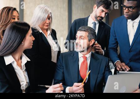 Team di business internazionale che ha un incontro in ufficio su un nuovo progetto commerciale Foto Stock