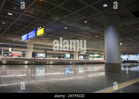 Aeroporto di Francoforte Germania 14 agosto 2022 - un nastro trasportatore vuoto in una sala del terminal dell'aeroporto Foto Stock