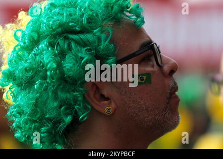 Il fan brasiliano indossa capelli colorati che supportano la squadra di calcio nazionale che gioca alla Coppa del mondo FIFA all'arena Fan Festival Foto Stock