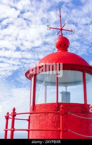 Luminoso faro rosso in primo piano a Nazare Foto Stock