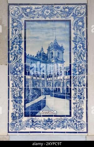 Vecchia piastrella portoghese Azulejo con l'immagine di Claustro de D. Dinis di sfondo Alcobaca Foto Stock