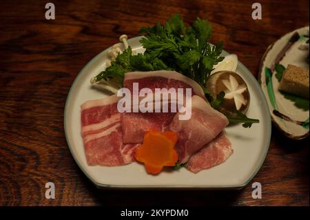 Ingredienti per shabu shabu preparati come parte di una cena tradizionale in una locanda giapponese o ryokan. Foto Stock