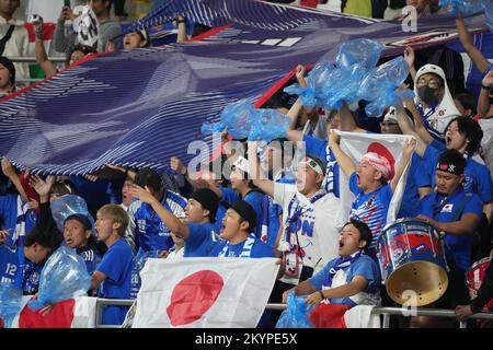 DOHA (QATAR), 12/01/2022 - COPPA DEL MONDO/GIAPPONE vs SPAGNA - tifosi giapponesi alla partita tra le squadre Giappone vs Spagna/FIFA, tenutasi presso lo Stadio Internazionale Khalifa, a Doha, questo giovedì (01). Foto di Alexandre Brum/AG. Telaio 31119 (Alexandre Brum/AG. Enquadrar/SPP) Credit: SPP Sport Press Photo. /Alamy Live News Foto Stock