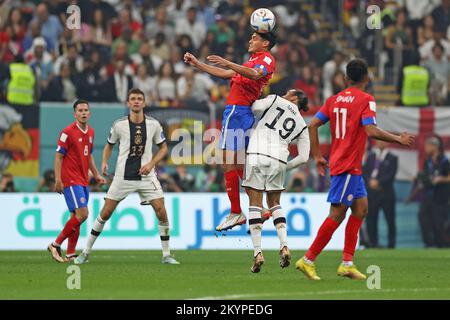 1st dicembre 2022; al Bayt Stadium, al Khor, Qatar; Coppa del mondo FIFA, Costa Rica contro Germania; Eltsin Tejeda del Costa Rica sfida Leroy Sané della Germania Foto Stock