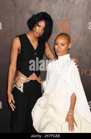 Los Angeles, California, Stati Uniti. 30th Nov 2022. (L-R) Willow Smith e Jada Pinkett Smith assistono alla prima 'Emancipation' dei film originali Apple di Los Angeles al Regency Village Theatre il 30 novembre 2022 a Los Angeles, California. Credit: Jeffrey Mayer/JTM Photos/Media Punch/Alamy Live News Foto Stock