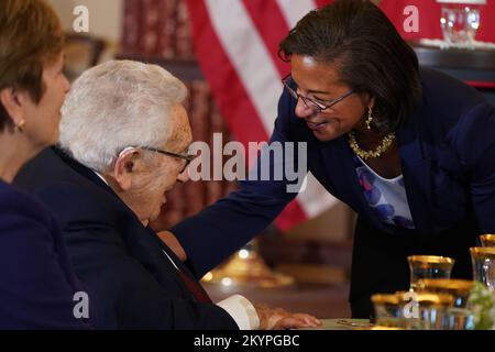 Washington, Stati Uniti d'America. 01st Dec, 2022. L'ex Segretario di Stato degli Stati Uniti Henry A. Kissinger parla con Susan Rice, Direttore del Consiglio per le politiche interne degli Stati Uniti, prima di un pranzo ospitato dal Segretario di Stato degli Stati Uniti Antony Blinken in onore del Presidente francese Emmanuel Macron presso il Dipartimento di Stato di Washington, DC giovedì 1 dicembre 2022Credit: Leigh Vogel/Pool/Sipa USA Credit: Sipa USA/Alamy Live News Foto Stock