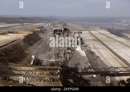 Escavatore in una miniera di lignite o di carbone bruno in Germania Foto Stock