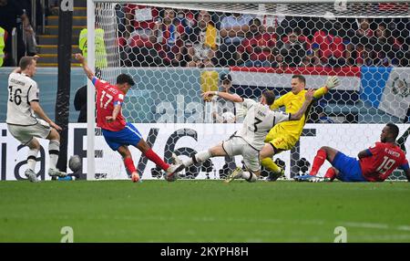 Qatar, 01/12/2022, Yelltsin TEJEDA (CRC) spara l'obiettivo a 1:1, contro sinistra a destra Lukas KLOSTERMANN (GER), Eltsin TEJEDA (CRC), David RAUM (GER), Goalwart Manuel NEUKER (GER), azione, Costa Rica (CRC) - Germania (GER, Gruppo al-1st, Baycht, 2022° giorno, 3rd dicembre, al, al, al-° stadio, al, al-° giorno, Baycht Coppa del mondo di calcio 2022 in Qatar dal 20th novembre. 18.12.2022 Foto Stock