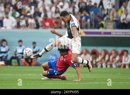 Qatar, 01/12/2022, da sinistra a destra Eltsin TEJEDA (CRC), Jamal MUSIALA (GER) Aktion, duelli, Costa Rica (CRC) - Germania (GER), gruppo fase e, 3rd matchday, al-Bayt Stadium ad al-Khor, il 1st dicembre 2022, Football World Cup 2022 in Qatar dal 20,11. 18.12.2022 Foto Stock