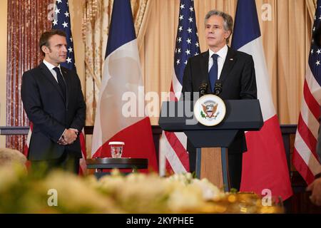 Washington, Stati Uniti. 01st Dec, 2022. Il Segretario di Stato Antony Blinken esprime le sue osservazioni in occasione di un pranzo in onore del Presidente francese Emmanuel Macron (L) presso il Dipartimento di Stato di Washington, DC giovedì 1 dicembre 2022. Foto di Leigh Vogel/UPI Credit: UPI/Alamy Live News Foto Stock