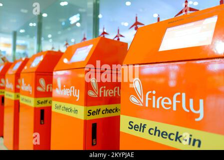 KUALA LUMPUR, MALESIA - 01 MAGGIO 2014: Chioschi per il check-in self-service Firefly. Firefly è un vettore point-to-point a servizio completo e una filiale completa della Malesia Foto Stock