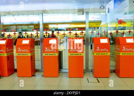 KUALA LUMPUR, MALESIA - 01 MAGGIO 2014: Chioschi per il check-in self-service Firefly. Firefly è un vettore point-to-point a servizio completo e una filiale completa della Malesia Foto Stock