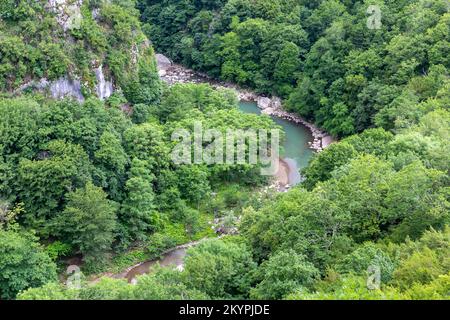 Ckalcitela (Tskaltsitela) gola del fiume (acqua rossa, Fiume rosso) ai piedi del monastero di Motsameta, affluente del fiume Rioni. Foto Stock