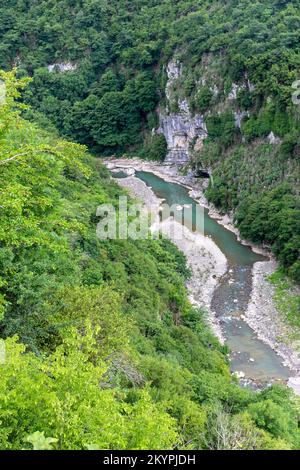 Ckalcitela (Tskaltsitela) gola del fiume (acqua rossa, Fiume rosso) ai piedi del monastero di Motsameta, affluente del fiume Rioni. Foto Stock