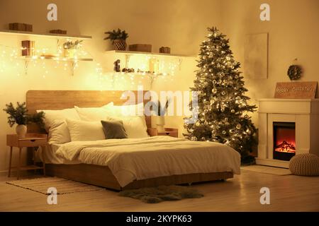 Immagini Stock - Interno Della Camera Da Letto Con Scaffale Per Albero Di  Natale E Luci Incandescenti Di Notte. Image 195221107