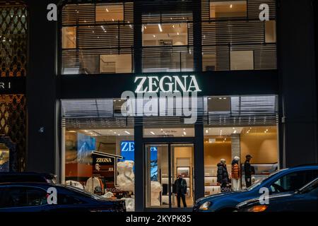 Fifth Avenue è fiancheggiata da negozi di lusso di marca a New York City, USA 2022 Foto Stock