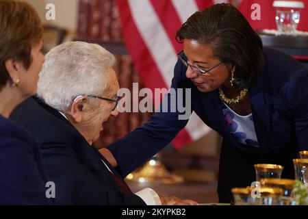 Washington, DC, 1 dicembre 2022, l'ex Segretario di Stato degli Stati Uniti Henry A. Kissinger parla con Susan Rice, Direttore del Consiglio per le politiche interne degli Stati Uniti, prima di un pranzo ospitato dal Segretario di Stato degli Stati Uniti Antony Blinken in onore del Presidente francese Emmanuel Macron del Dipartimento di Stato di Washington, DC Giovedì 1 Dicembre 2022Credit: Leigh Vogel/Pool via CNP /MediaPunch Foto Stock