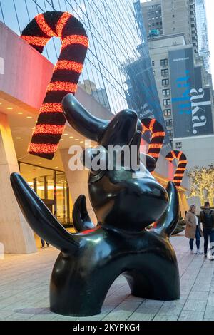 Joan Miro's Moonbird Sculpture with the Holiday decorated Solow Building in background, New York 2022 Foto Stock