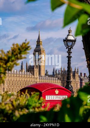 Scatola telefonica rossa e Palazzo di Westminster, Londra, Inghilterra, Regno Unito Foto Stock