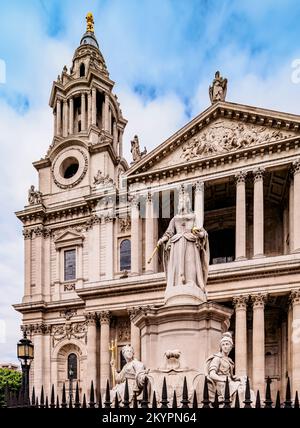 Statua della Regina Anna di fronte alla Cattedrale di San Paolo, Londra, Inghilterra, Regno Unito Foto Stock