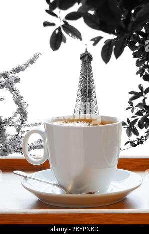 Delizioso caffè caldo servito su un vassoio di legno contro la Torre Eiffel a Parigi, Francia Foto Stock