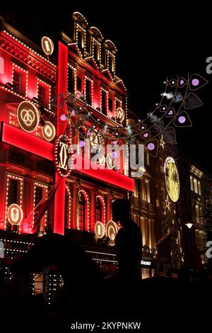 Cartier Jewellery Store Christmas Display con effetto nastro su New Bond Street con una statua equestre in primo piano, Londra. Foto Stock