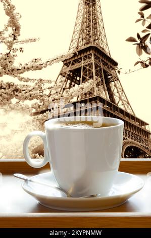 Delizioso caffè caldo servito su un vassoio di legno contro la Torre Eiffel a Parigi, Francia Foto Stock