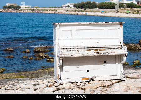 Un vecchio piano bianco sulla spiaggia, un vecchio pianoforte bianco sulla spiaggia Foto Stock