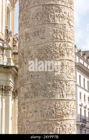 Particolare della colonna di Traiano (colonna Triana), Foro di Traiano, Roma (Roma), Regione Lazio, Italia Foto Stock