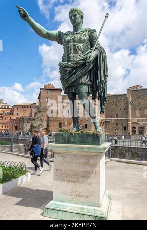 Statua di Cesare Augusto, Via dei fori Imperiali, Roma (Roma), Lazio, Italia Foto Stock