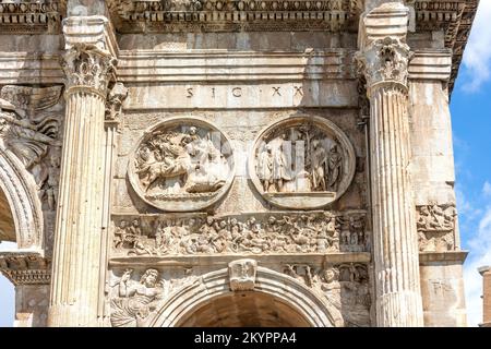 Rilievi dell'Arco di Costantino, Via Triumphalis, Roma Centrale, Roma, Lazio, Italia Foto Stock