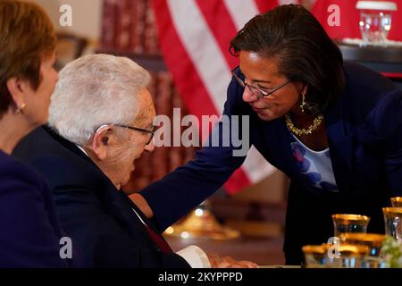 Washington, Stato di Vereinigte. 01st Dec, 2022. L'ex Segretario di Stato degli Stati Uniti Henry A. Kissinger parla con Susan Rice, direttore del Consiglio per le politiche interne degli Stati Uniti, prima di un pranzo ospitato dal Segretario di Stato degli Stati Uniti Antony Blinken in onore del presidente francese Emmanuel Macron presso il Dipartimento di Stato di Washington, DC giovedì 1 dicembre; Credito di $2022: Leigh Vogel/Pool tramite CNP/dpa/Alamy Live News Foto Stock