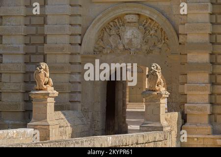 I leoni di pietra tengono lo stemma di Vilhena alla porta principale della Città silenziosa - Mdina, Malta Foto Stock