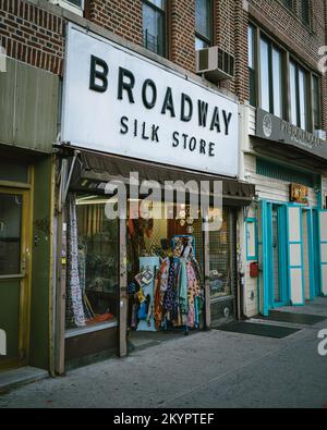 Broadway Silk Store segno vintage in Astoria, Queens, New York Foto Stock