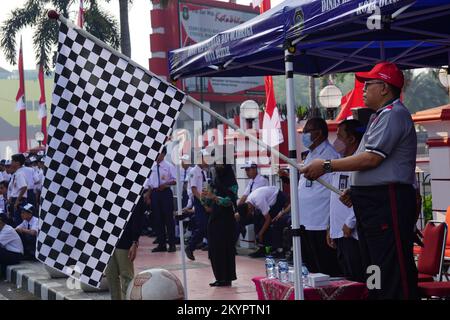 Santoso (sindaco della città di Blitar) nella cerimonia di apertura del concorso di marcia per celebrare la giornata dell'indipendenza indonesiana Foto Stock