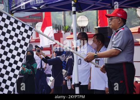 Santoso (sindaco della città di Blitar) nella cerimonia di apertura del concorso di marcia per celebrare la giornata dell'indipendenza indonesiana Foto Stock