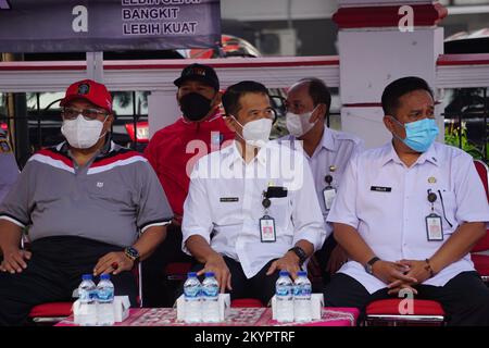 Santoso (sindaco della città di Blitar) nella cerimonia di apertura del concorso di marcia per celebrare la giornata dell'indipendenza indonesiana Foto Stock