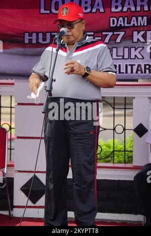 Santoso (sindaco della città di Blitar) nella cerimonia di apertura del concorso di marcia per celebrare la giornata dell'indipendenza indonesiana Foto Stock